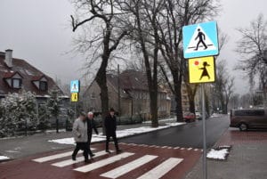 Oficjele przechodzą przez przejście