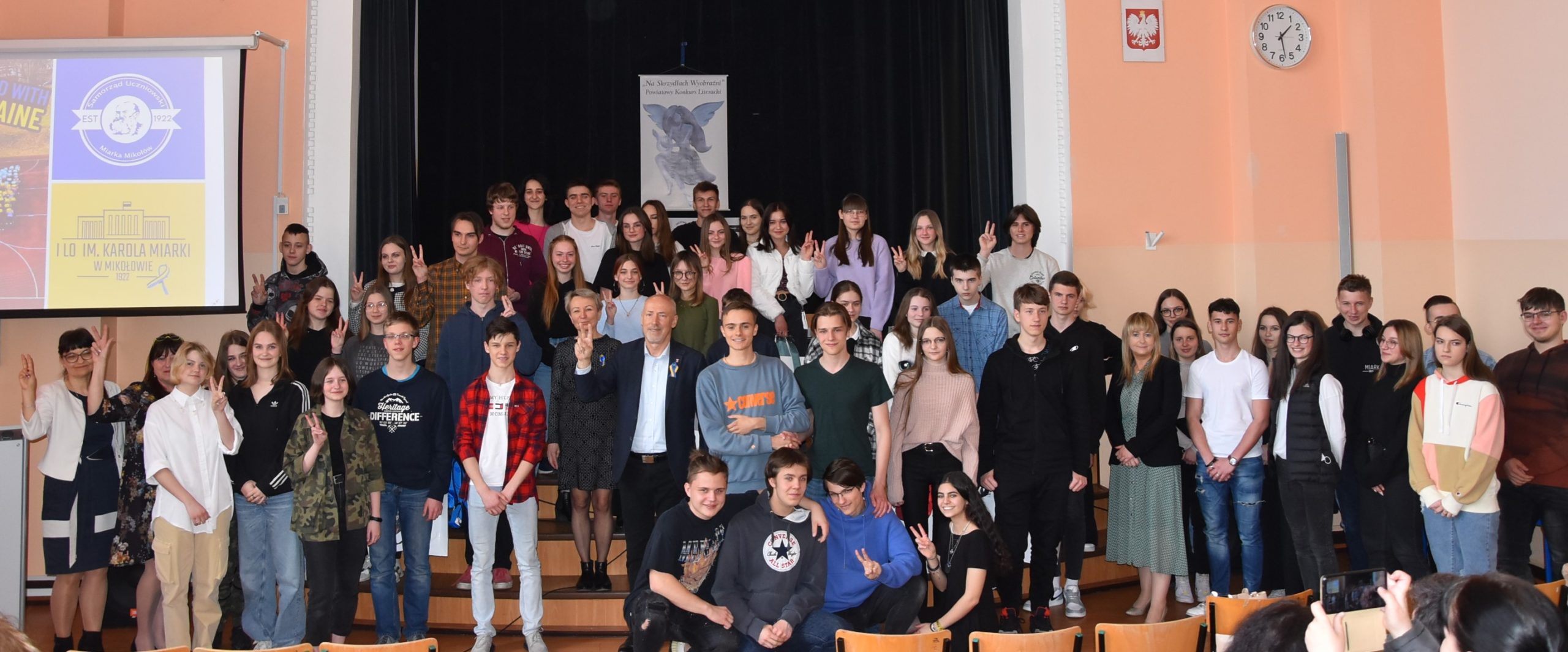 wspólne zdjęcie uczniów z Polski i Ukrainy