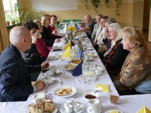 starosta siedzi z uchodźcami przy stole