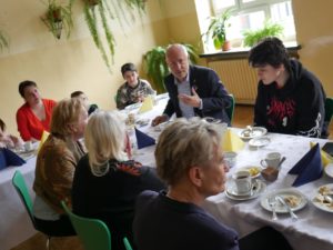 starosta rozmawia z uchodźcami