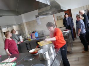 starosta z uchodźcami w kuchni