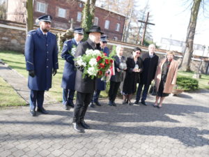 Zarząd Powiatu i komendanci policji stoją pod pomnikiem zbrodni katyńskiej