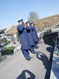 Policjancu salutują pod pomnikiem