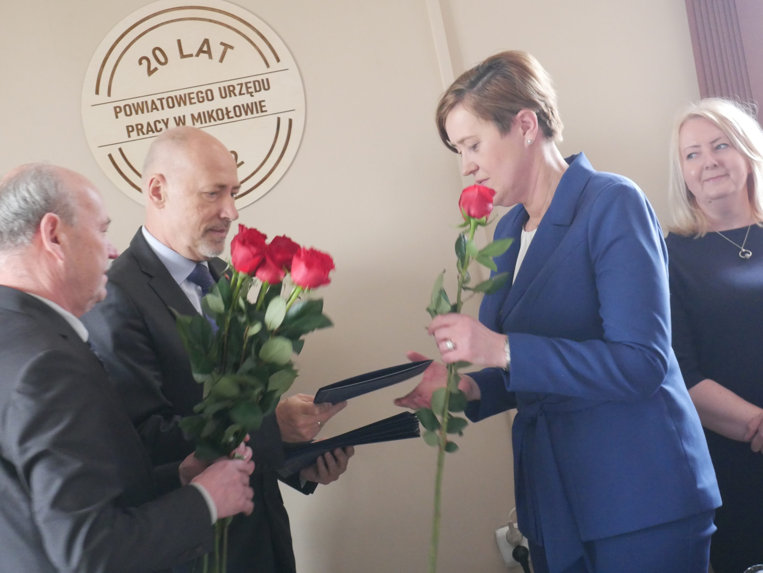 kwiaty dyrektor PUP wręczają władze powiatu 