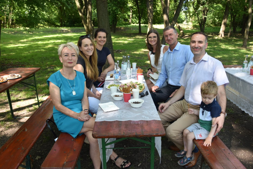 władze powiatu i Mikołowa siedzą razem na pikniku
