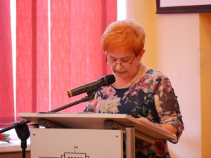 Maria Beczała czyta przy pulpicie