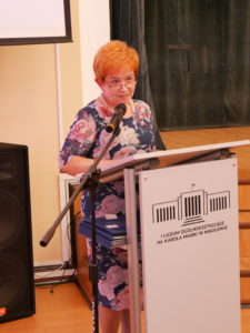 Maria Beczała przemawia z mównicy