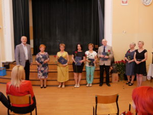 Starosta stoi z nagrodzonymi