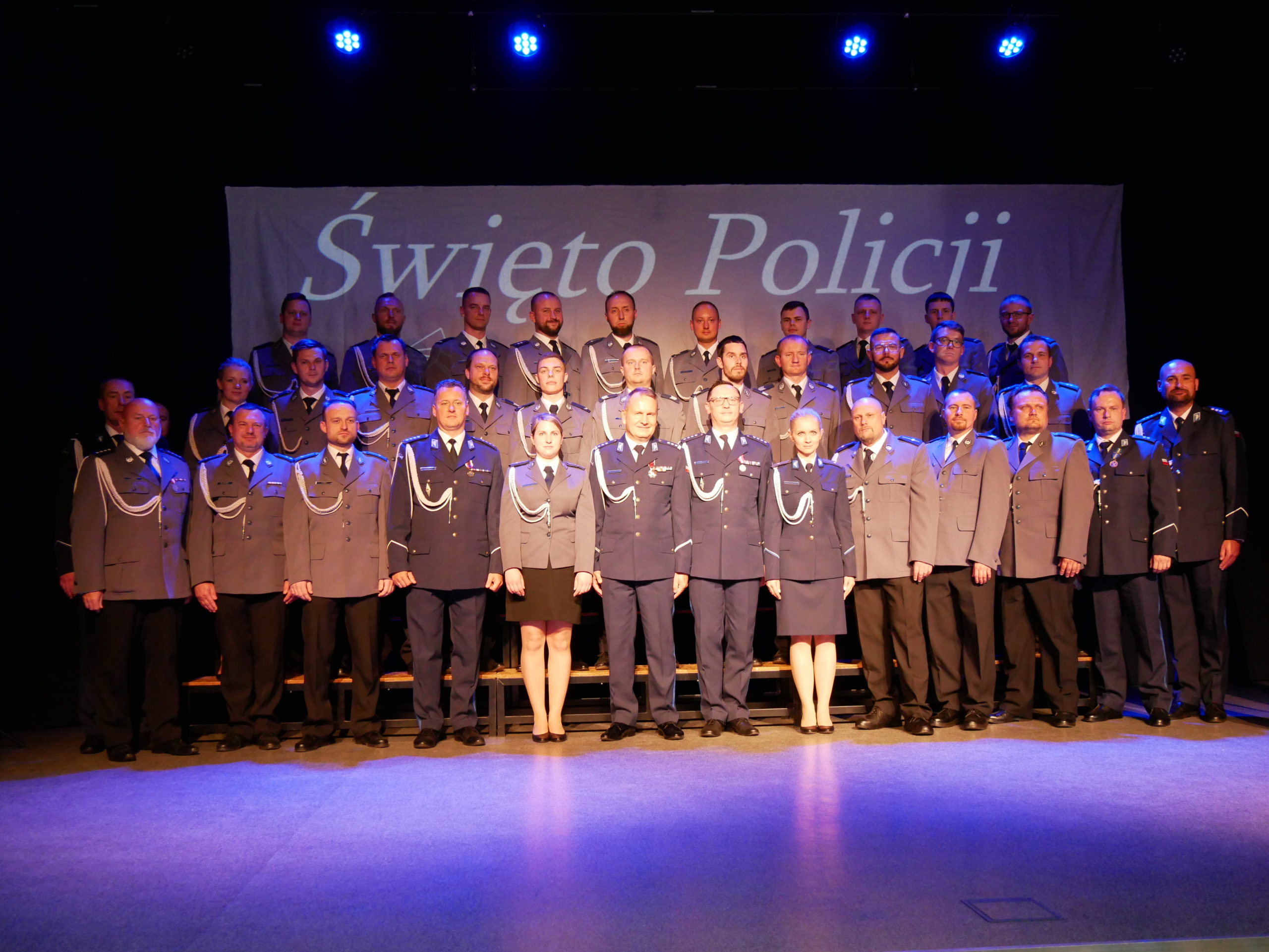 Policjanci z KPP Mikołów pozuja do grupowego zdjęcia