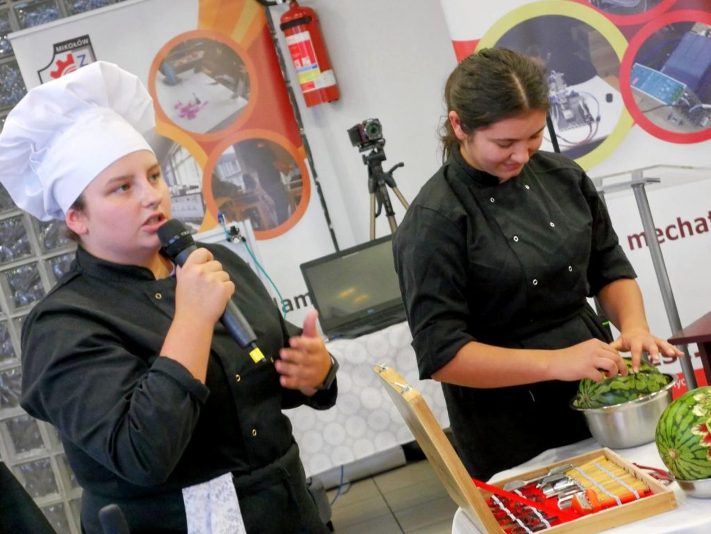 Uczniowie ZSP Ornontowice prezentuja umiejętności kulinarne radnym