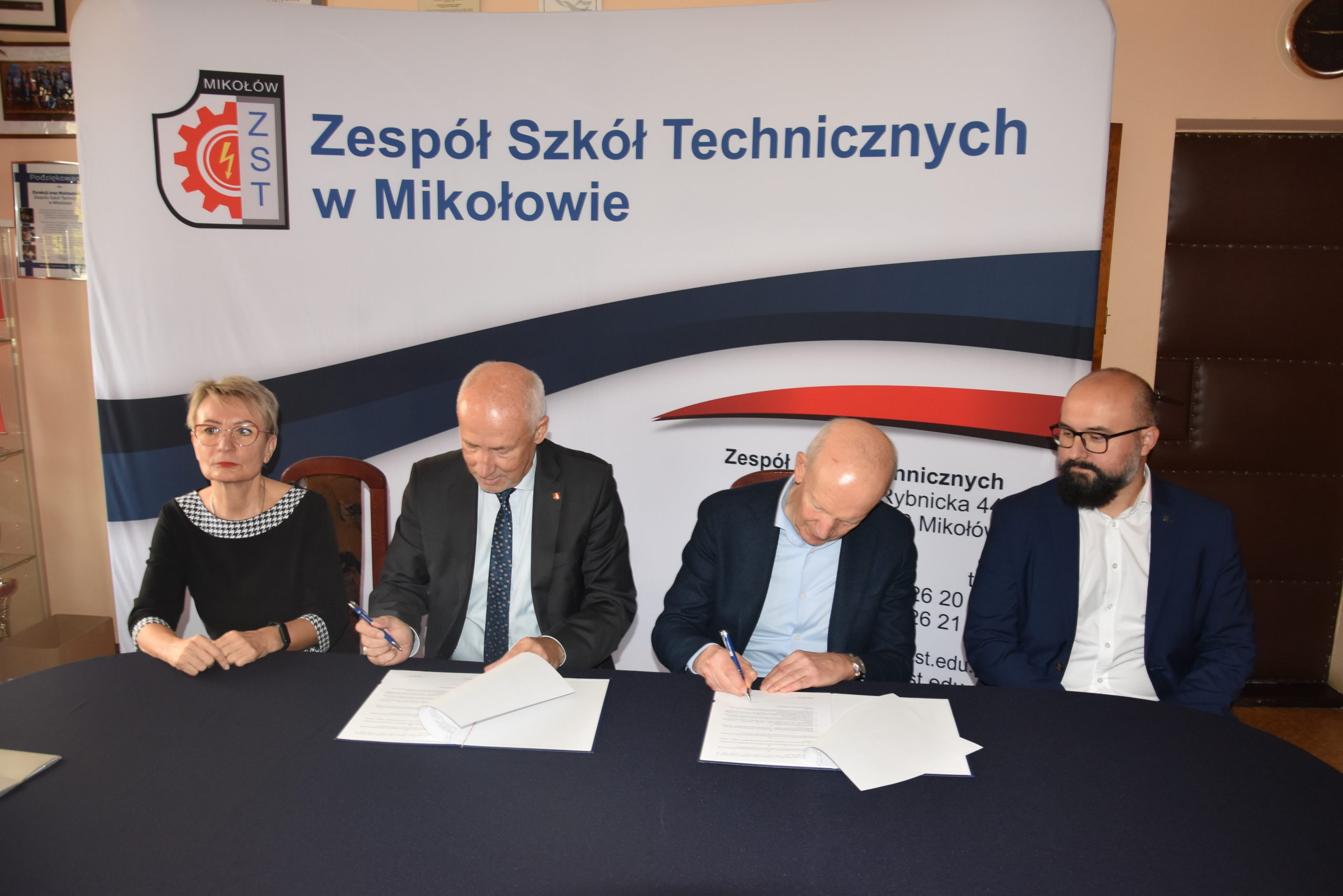 9 listopada podpisanie umowy miedzy Wilk Elektronik a ZST 
