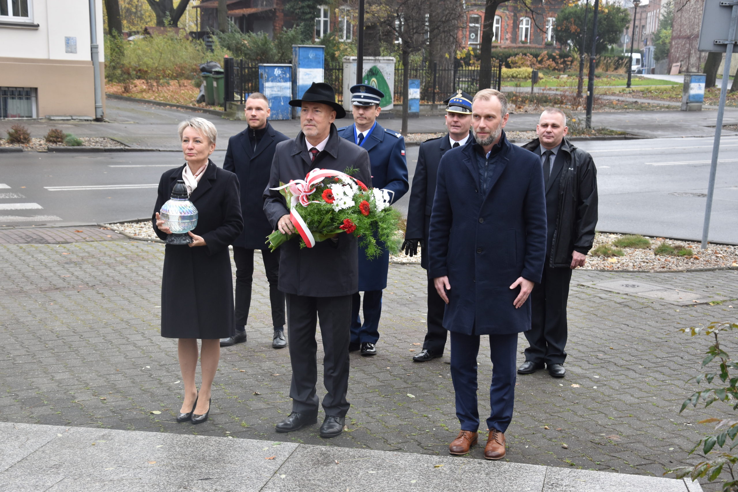 10 listopada złożono kwiaty pod pomnikiem w Mikołowie