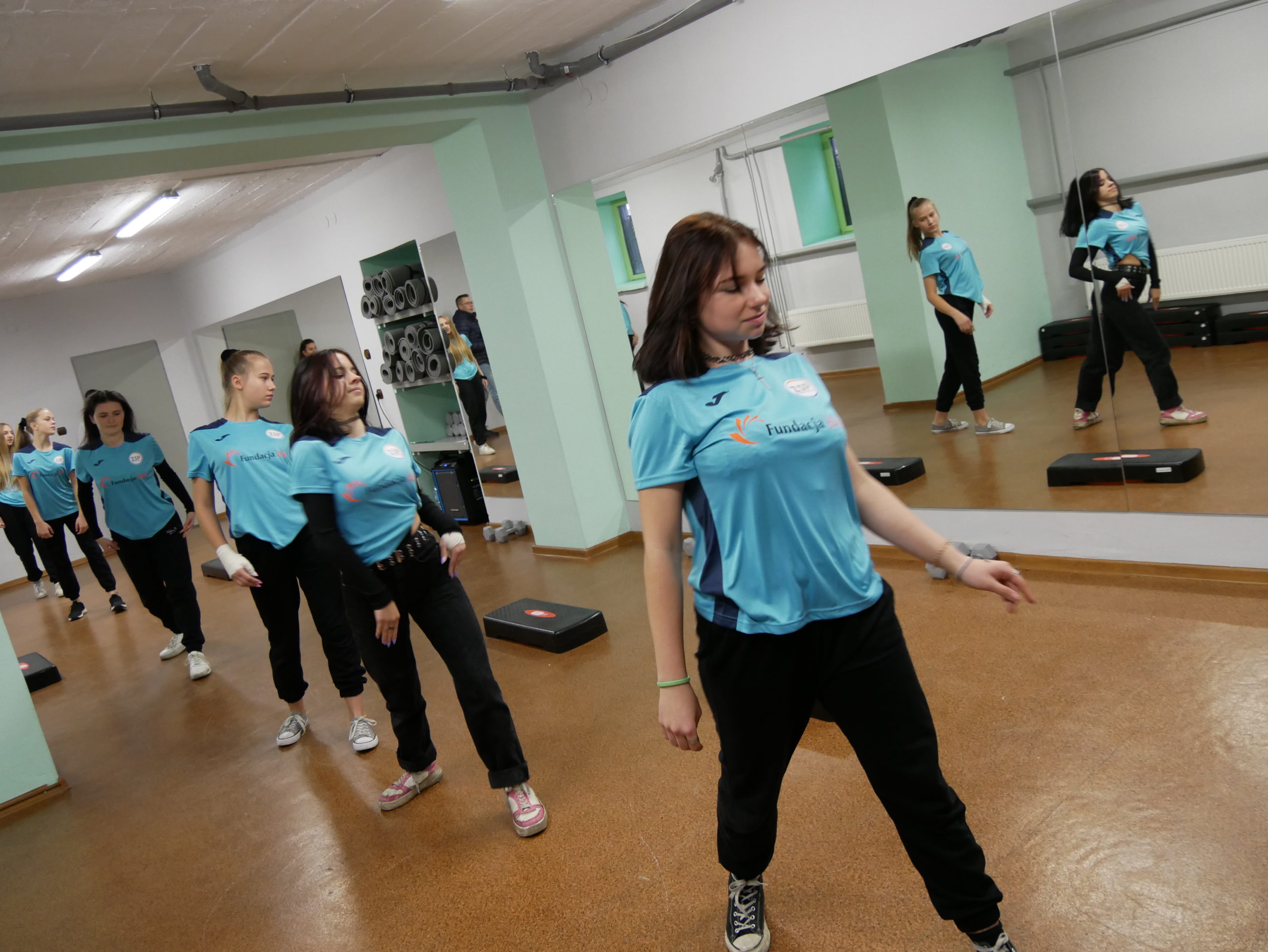 Uczennice demonstrują układ choreograficzny na otwarciu salki fitness