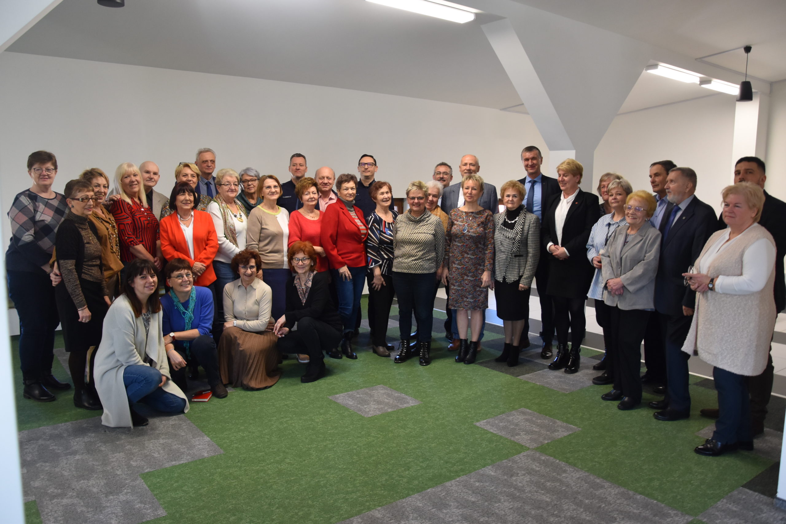Wspólne zdjęcie przedstawicieli forum seniorów i rad senioralnych z władzami powiatu oraz gminy Mikołów