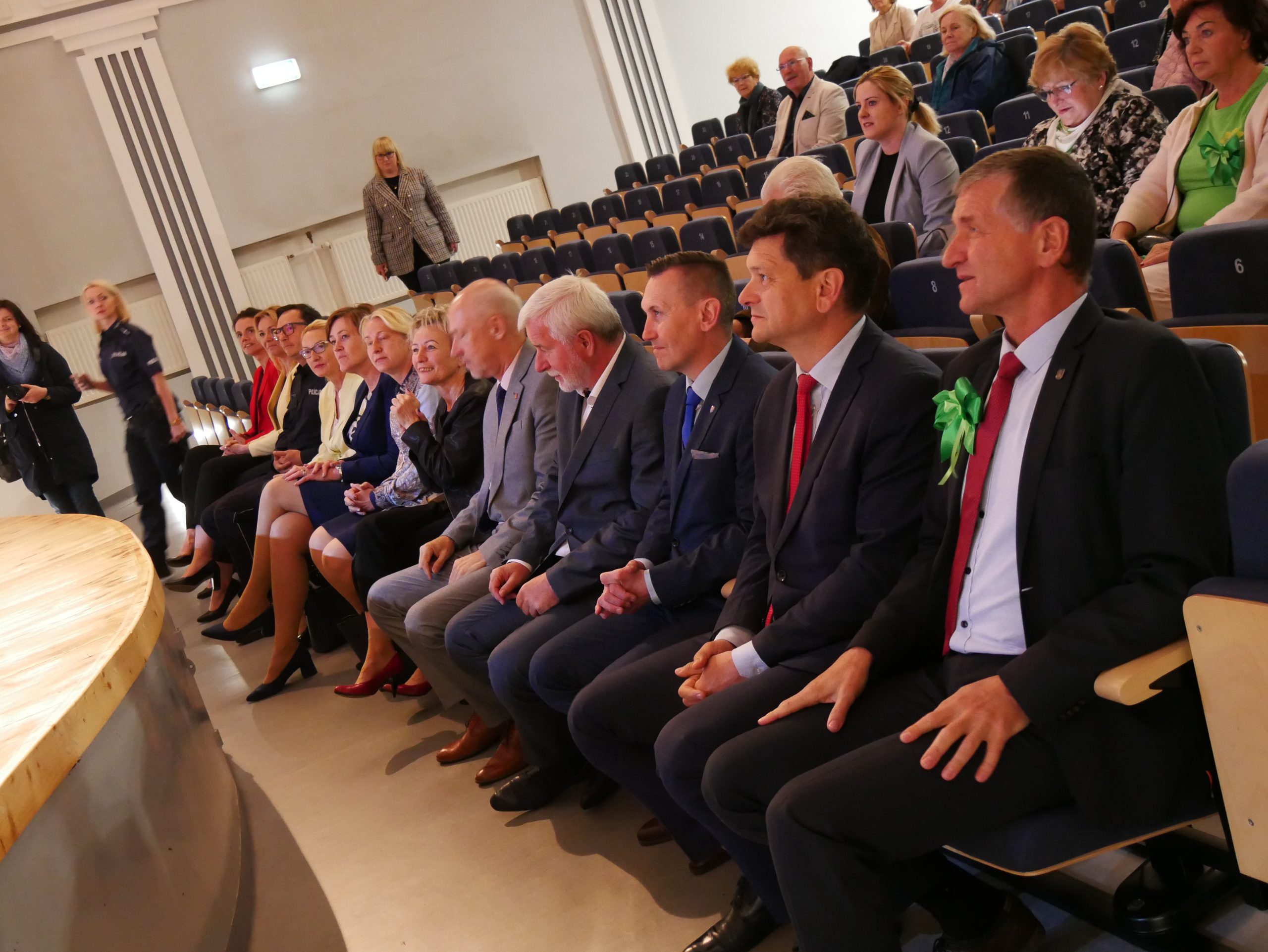 W pierwszym rzędzie sali widowiskowej siedzą przedstawiciele samorządów gmin i Powiatu Mikołowskiego