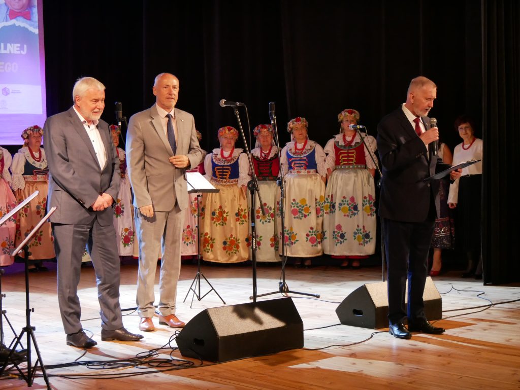 Mirosław Duży, Aleksander Wyra oraz Eugeniusz Wycisło witają uczestników festiwalu ze sceny
