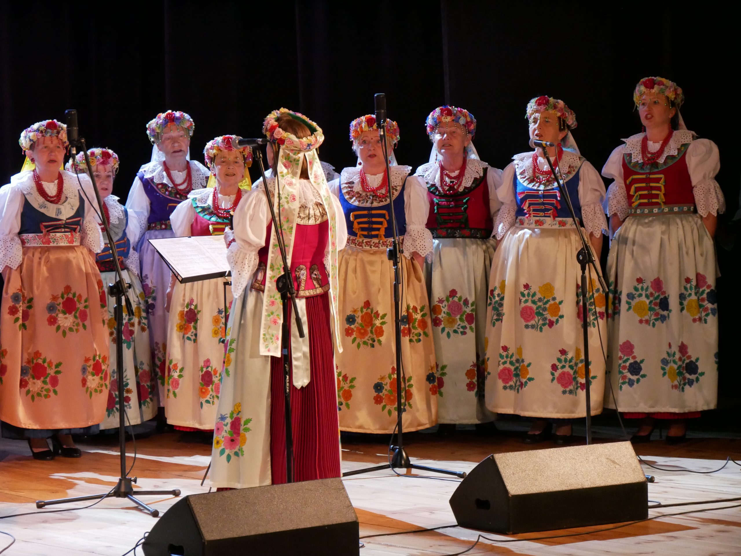 Na scenie śpiewa regionalny ludowy zespół Mikołowianki