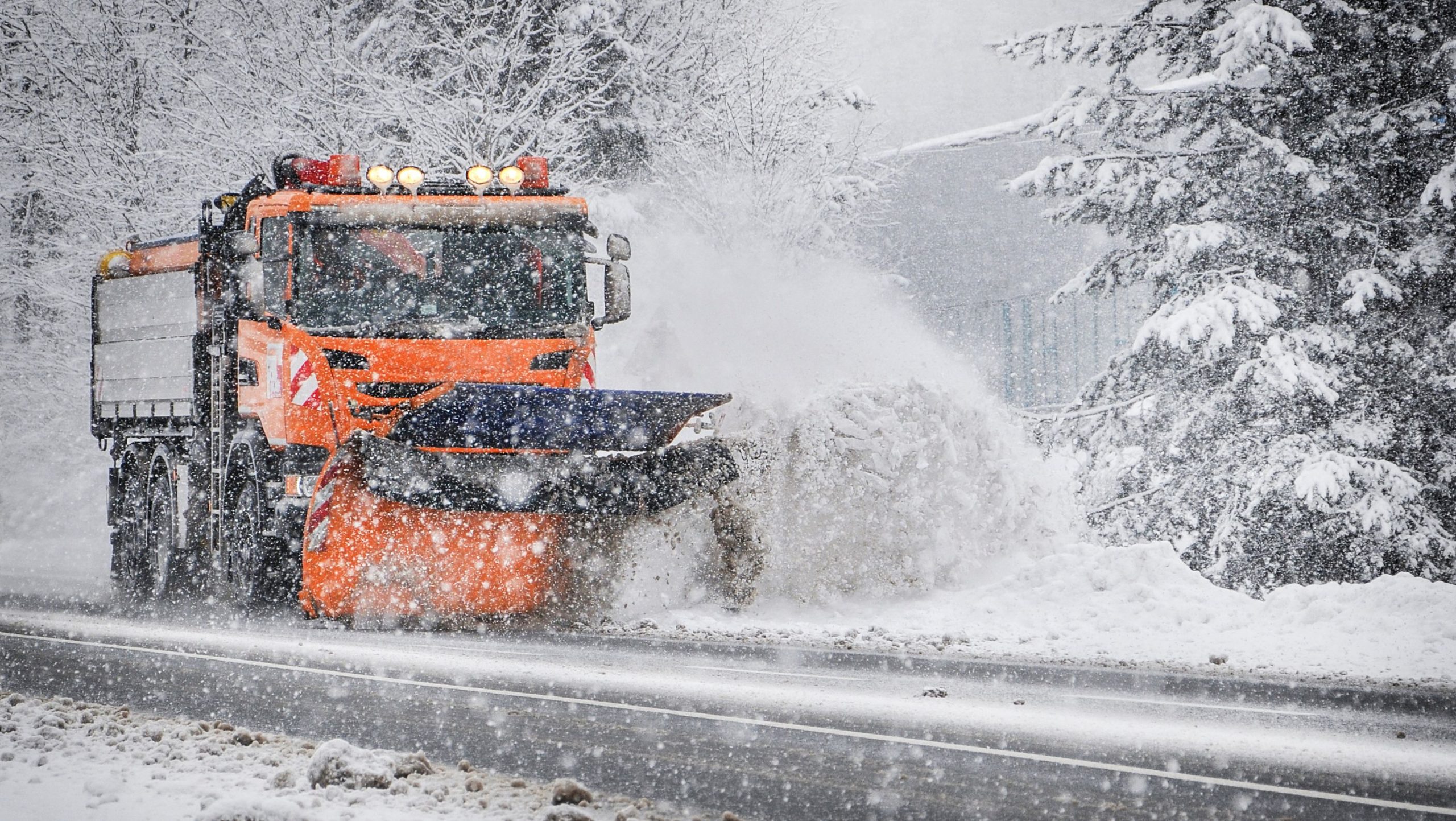 Zdjęcie poglądowe ciężarówka odgarniająca snieg