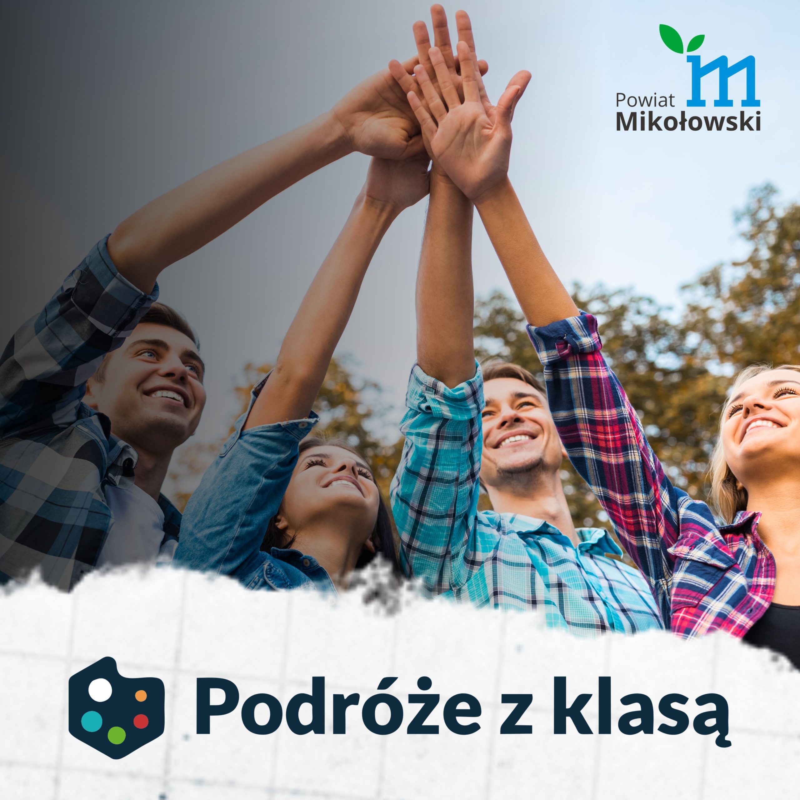 Radośni uczniowie przybijają sobie piątkę na dole logo Podróże z klasą