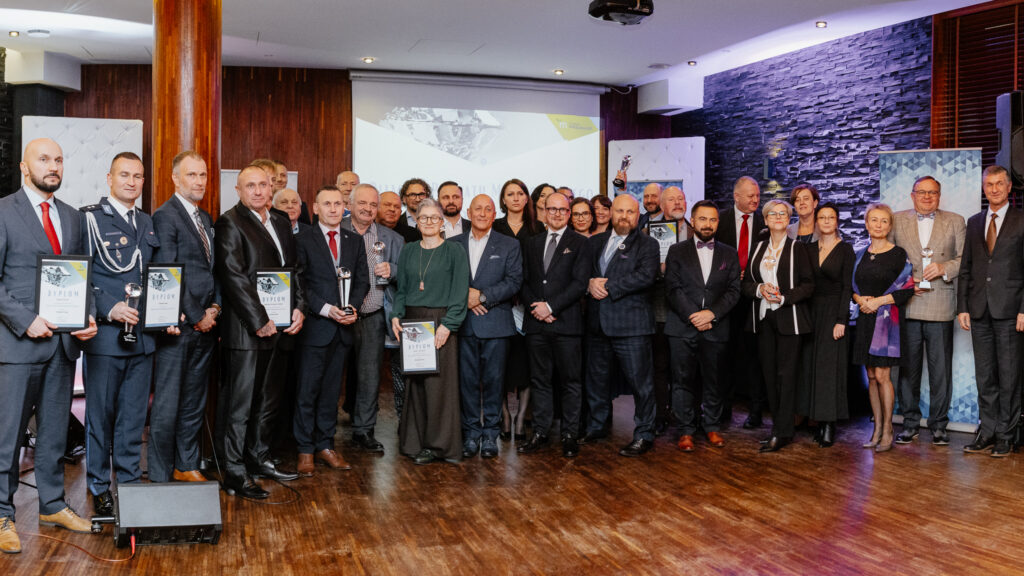 Grupowe zdjęcie laureatów Diamentów Powiatu Mikołowskiego 2025 wraz z kapitułą konkursu i wręczającymi