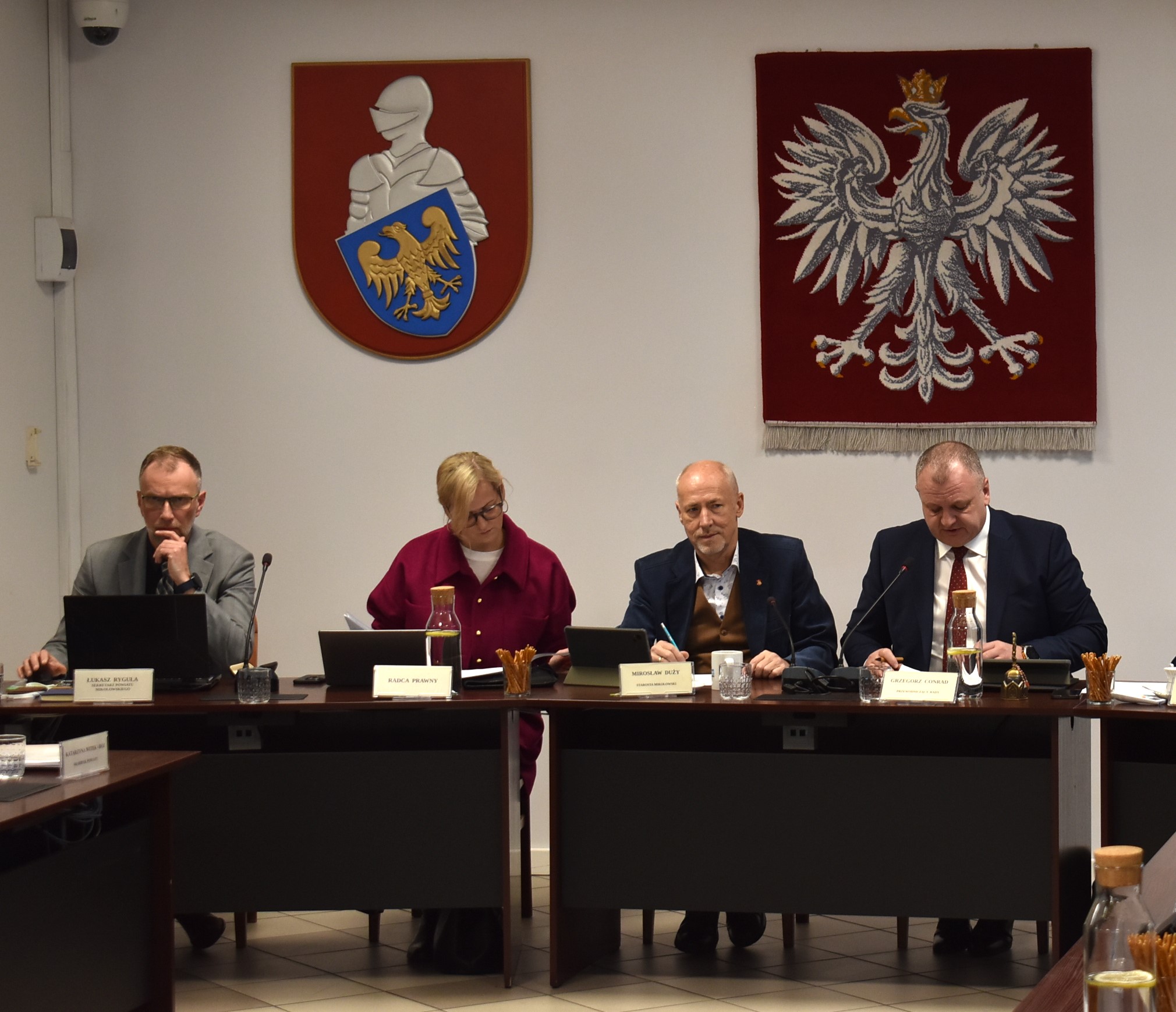 28 stycznia odbyła się pierwsza w 2026 roku sesja Rady Powiatu. Cztery osoby siedzą za stołem