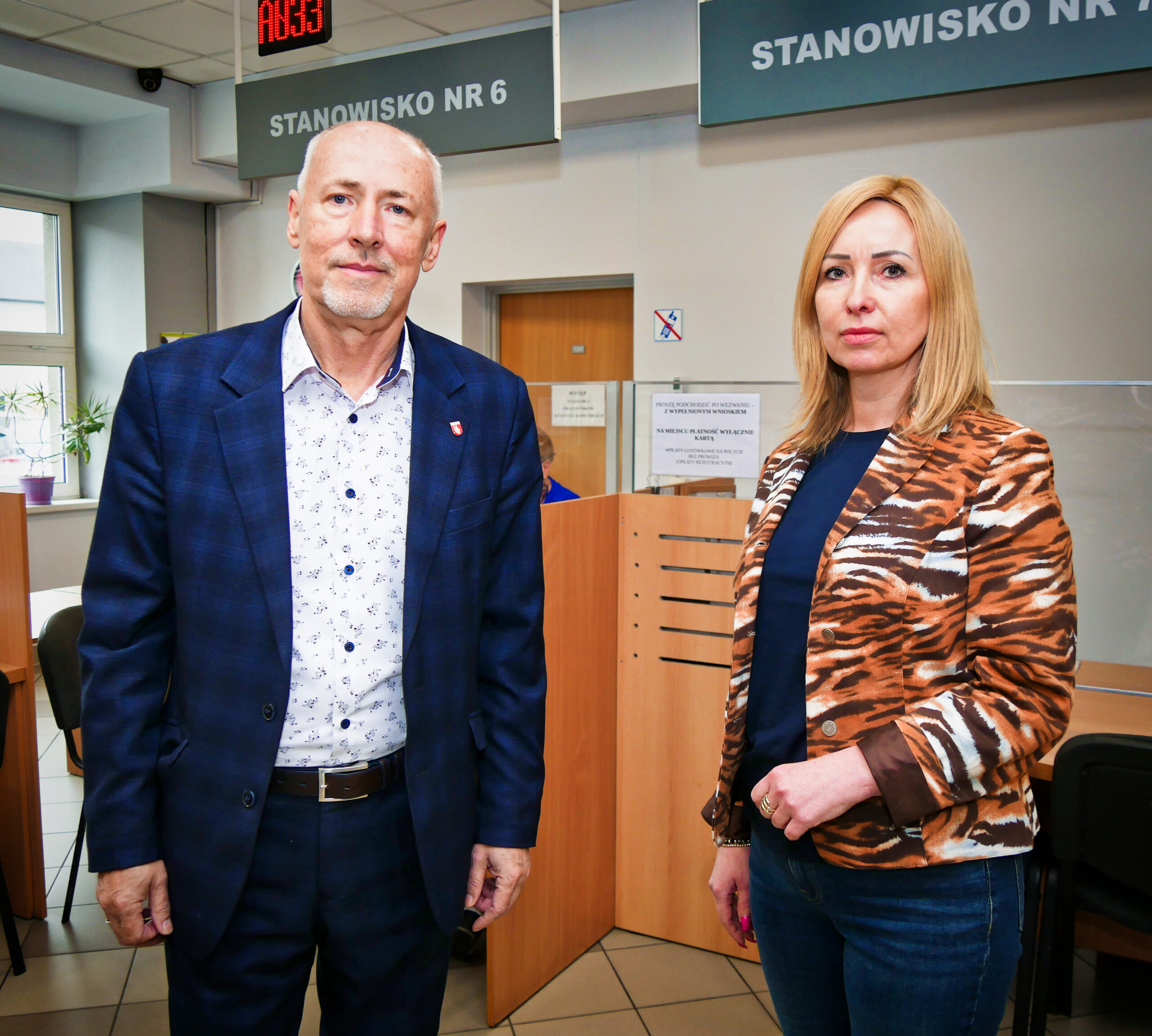 Mirosław Duży i Anna Krekora-Górniok stoją pośrodku sali